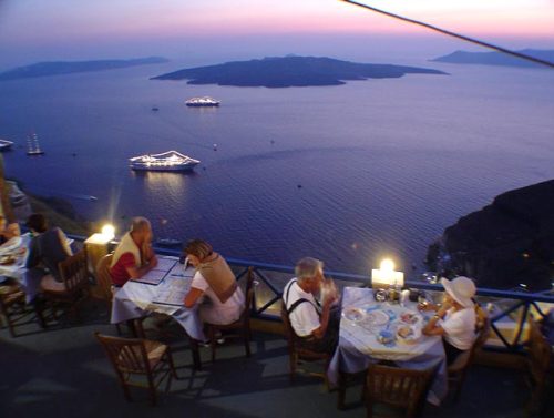 Uno de los encantadores paisajes de los restaurantes de Santorini